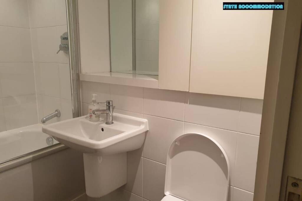 80S Retro 1Bed Studio Serviced Apartment Canary Wharf Perfect For Solo & Couple Travellers London Bagian luar foto