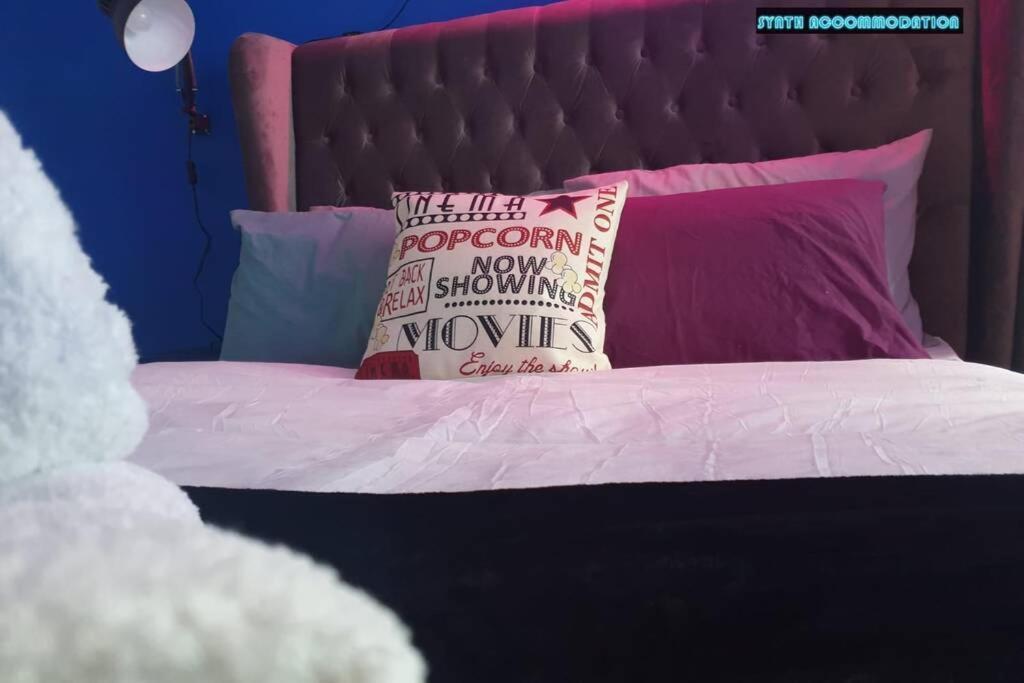 80S Retro 1Bed Studio Serviced Apartment Canary Wharf Perfect For Solo & Couple Travellers London Bagian luar foto
